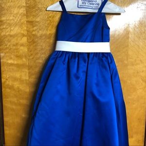 Girls size 5 dress with removable white bow.